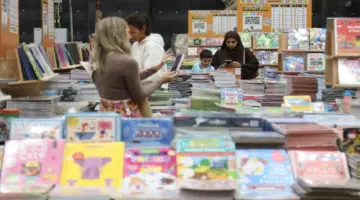 معارض الكتب في الإمارات تُرسّخ علاقة الأجيال بالقراءة